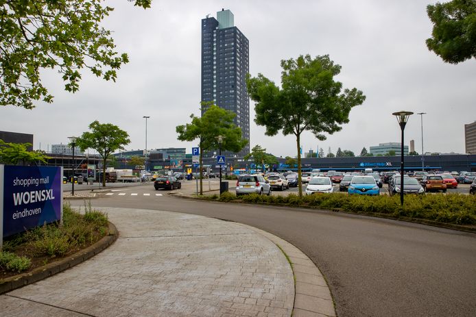 Parkeerterrein van Winkelcentrum Woensel in Eindhoven. Ook wel ‘shopping mall WoensXL’ genoemd. Op de parkeerplaatsen zouden woningen gebouwd kunnen worden.