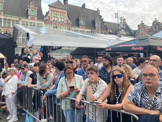 Many spectators await the Stroppendragers' tour.