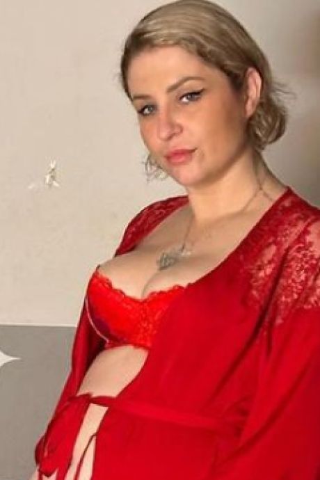 “C’est d’une vulgarité”: les photos en lingerie d’Amandine Pellissard, enceinte de son 9e enfant, dérangent 