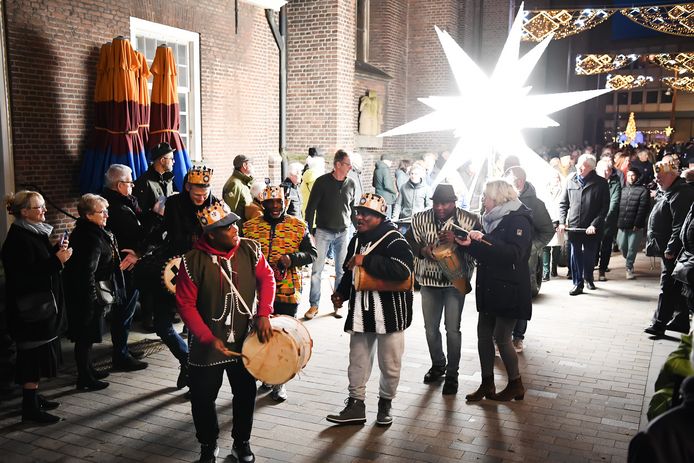 Djembéband, gigaster, drie koningen - de nieuwe Sterrentocht in het Tilburgse centrum.