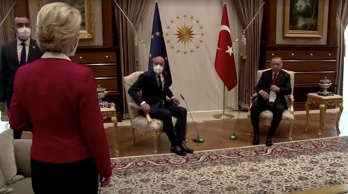 Von der Leyen werd door Erdogan afgescheept met een tweederangs zitplaats zonder dat Charles Michel ingreep.