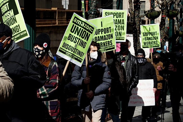 Steunbetuigingen voor de Amazon-arbeidskrachten tijdens een demonstratie in New York.   Beeld Corbis via Getty Images