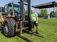 Harry Kaal werkt als heftruckchauffeur op het terrein in Park de Wezenlanden bij de opbouw van het Bevrijdingsfestival Overijssel.