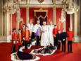 Koning Charles III en koningin Camilla met hun metgezellen en in de Throne Room van Buckingham Palace.