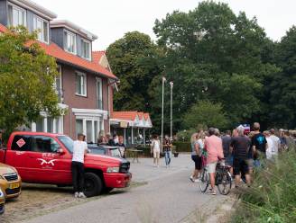 Opnieuw protest bij asiel-hotel in Albergen, kabinet gaat nog meer gemeenten dwingen om asielzoekers op te vangen