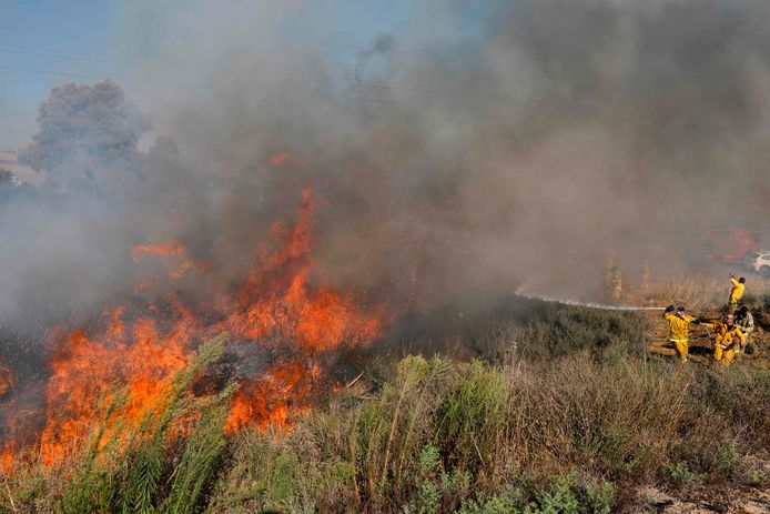 Als gevolg van de vuurvliegers is volgens Israël al 3.000 hectare in rook opgegaan.