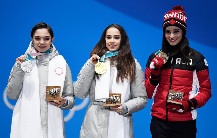 De pas 15-jarige Russin Alina Sagitova (m) pakte goud in Pyeongchang. Links haar 18-jarige landgenote Evgenia Medvedeva met zilver.