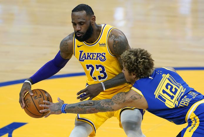 LeBron James duelleert met Kelly Oubre Jr.