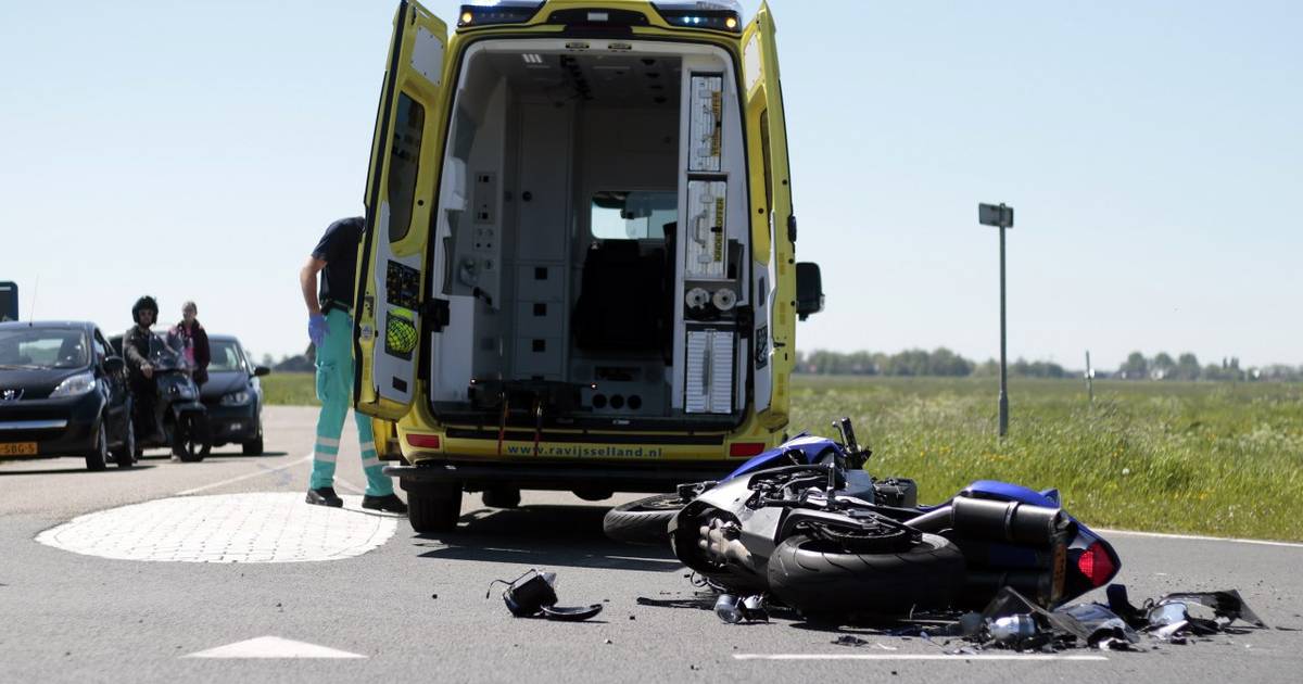 Motorrijder gewond bij ongeluk op Randweg in Genemuiden.