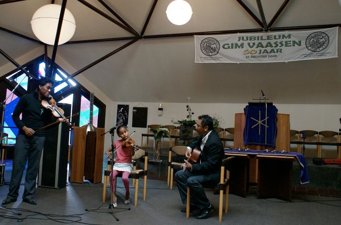 Archiefbeeld van een muzikaal optreden in de Molukse kerk in Vaassen, waarbij ‘Iring dikau saja Tuhan’ ten gehore wordt gebracht.