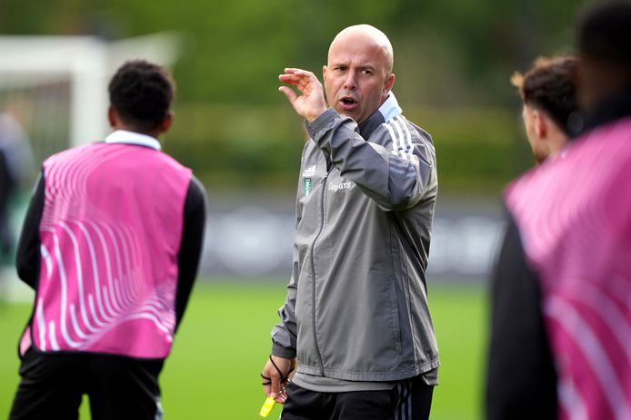 Arne Slot tijdens een training van Feyenoord, archieffoto.