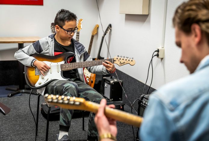 Er klinkt weer muziek bij Key4Music in Best. Laurens Huttinga geeft gitaarles aan Aywen Yuen.