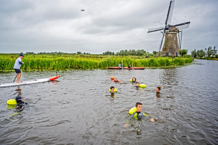 Zwemmen, suppen en kanoën voor Carmen Erkelens uit Zwijndrecht. Familie, vrienden en bekenden doken in de Vlist bij Haastrecht om geld op te halen voor onderzoek naar de ziekte ALS.