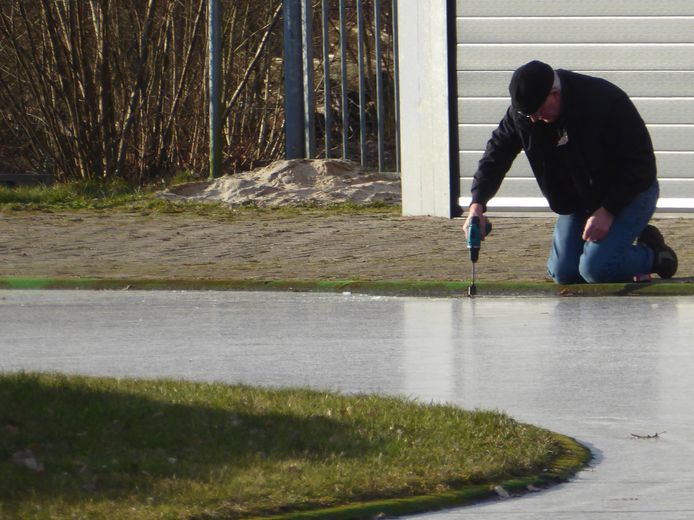 De ijsmeester constateerde een ijsdikte van 1 centimeter: te weinig voor een marathon op natuurijs.