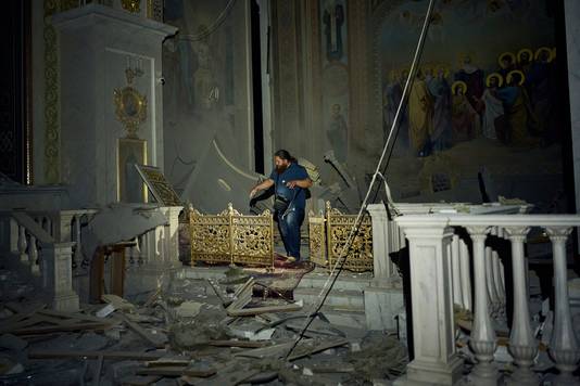 Een man loopt in de beschadigde Transfiguratiekathedraal van Odesa. (23/07/23)