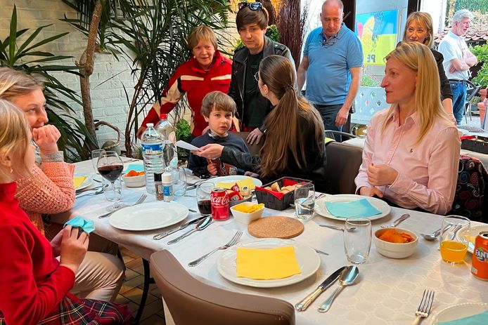 In Taverne Wine & Co in Erondegem kregen donderdagavond een 24-tal Oekraïense oorlogsvluchtelingen een lunch aangeboden.
