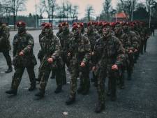 Luchtmobiele brigade oefent zichtbaar in Arnhem en Nijmegen; militairen dragen wapens met oefenmunitie