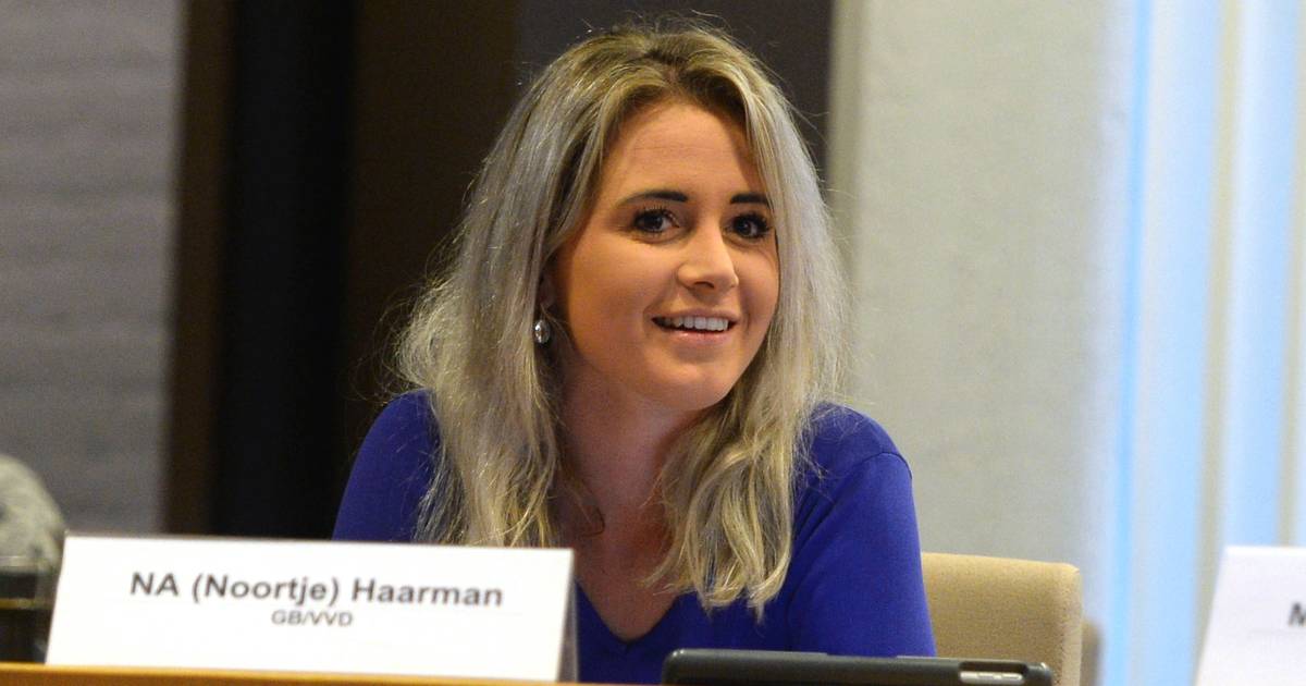 Politicus Noortje (22) uit Fleringen brengt ‘oude’ collega’s in contact met scholieren