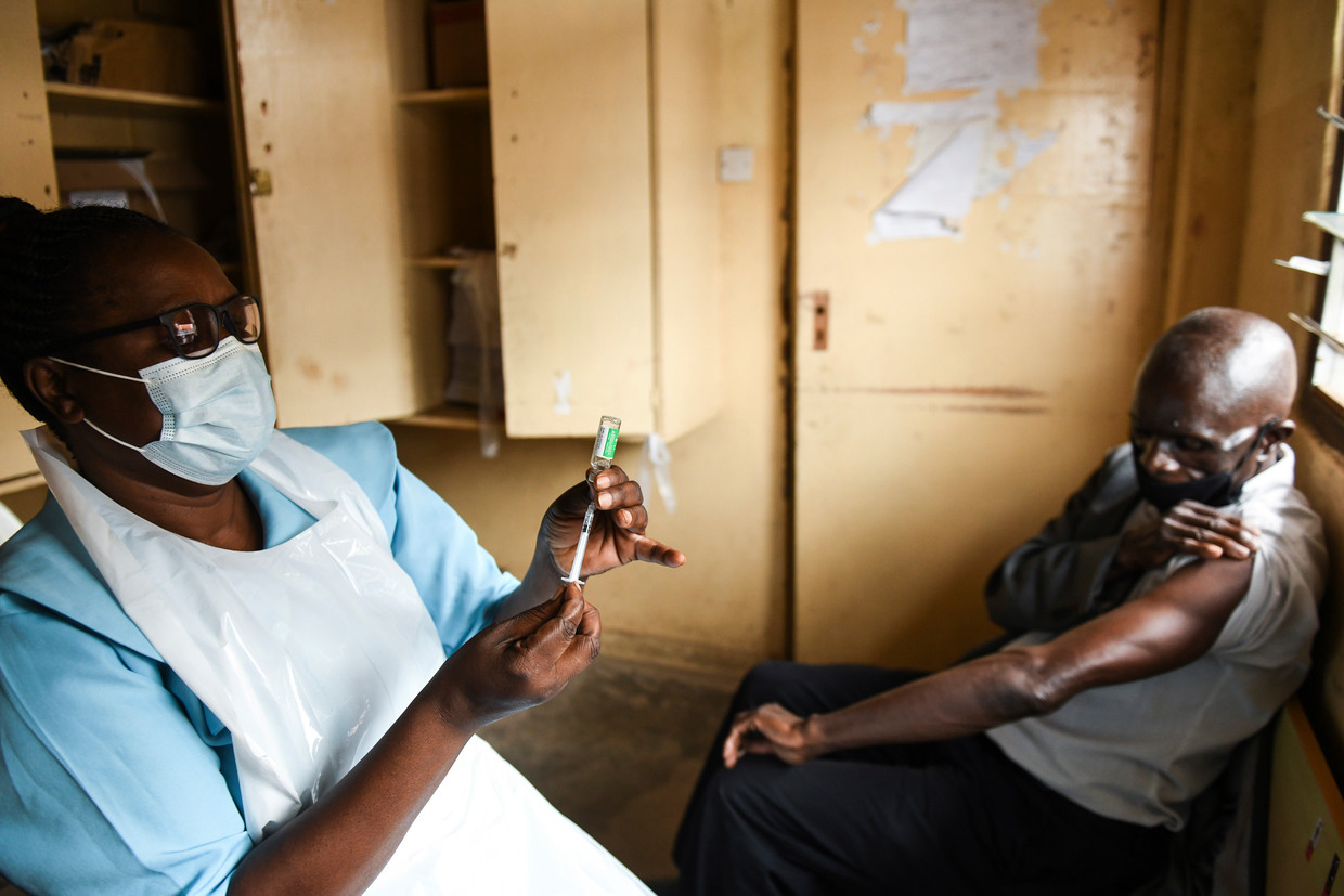 In Malawi krijgt een man zijn AstraZeneca-prik