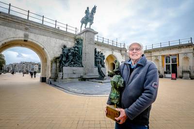 20 jaar na afzagen hand standbeeld blijft ‘De Stoete Ostendenoare’ ijveren voor het weghalen ruiterbeeld Leopold II. “Anders gaat de hand mee in het graf”