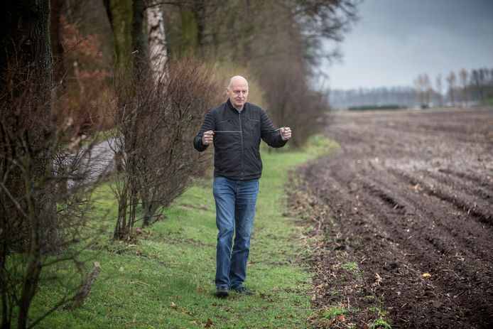 Kees van Spijk aan het werk als wichelroedeloper.