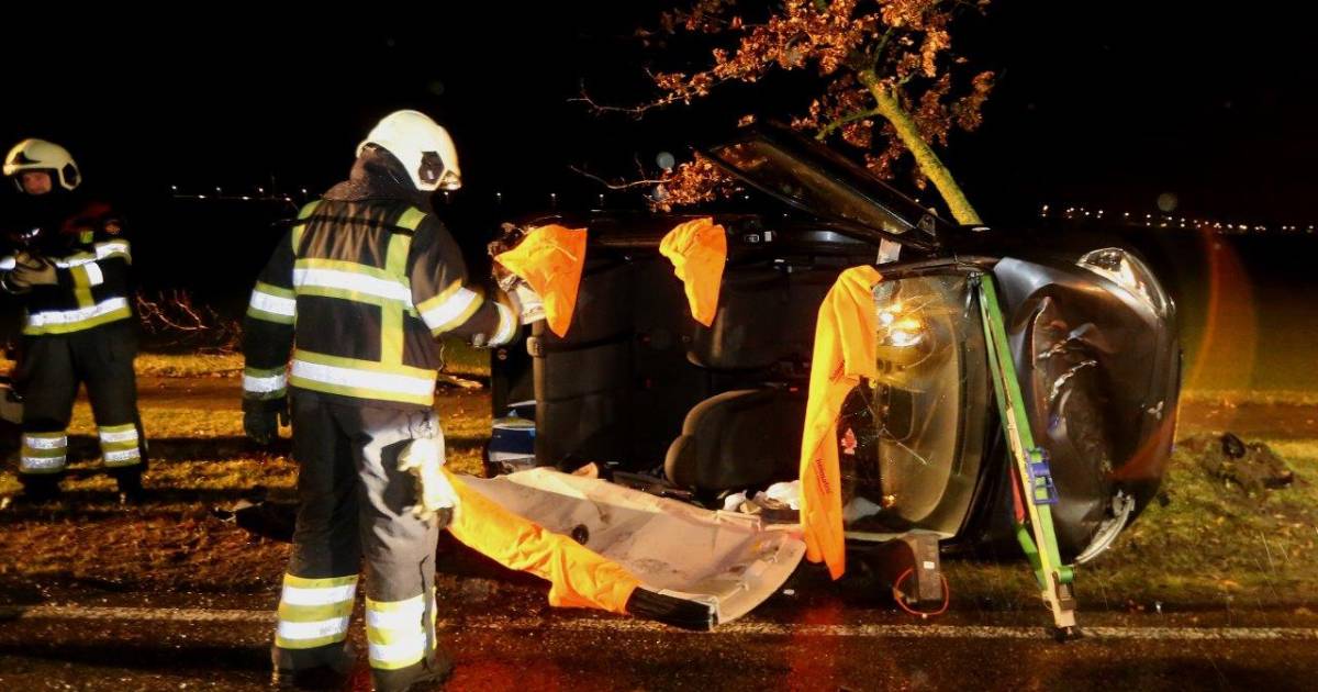 Automobiliste moet uit auto bevrijd worden na botsing met boom in Berlicum.