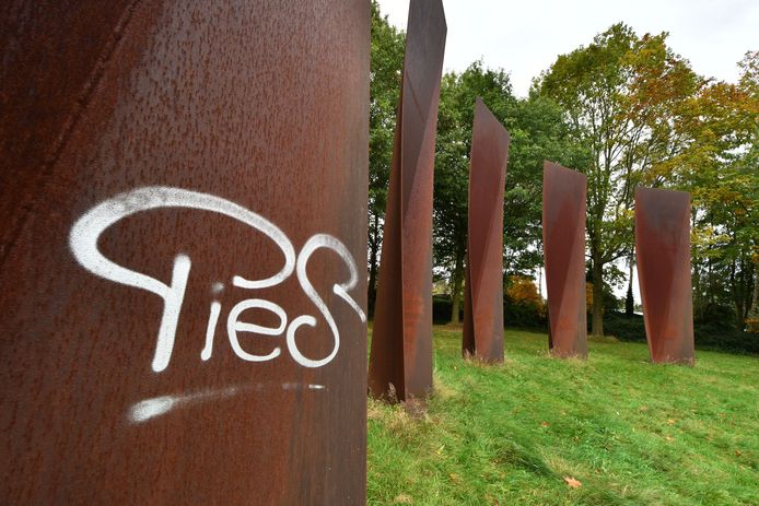 Het kunstwerk van Evert Strobos aan de Hasselerbaan is met graffiti besmeurd.
