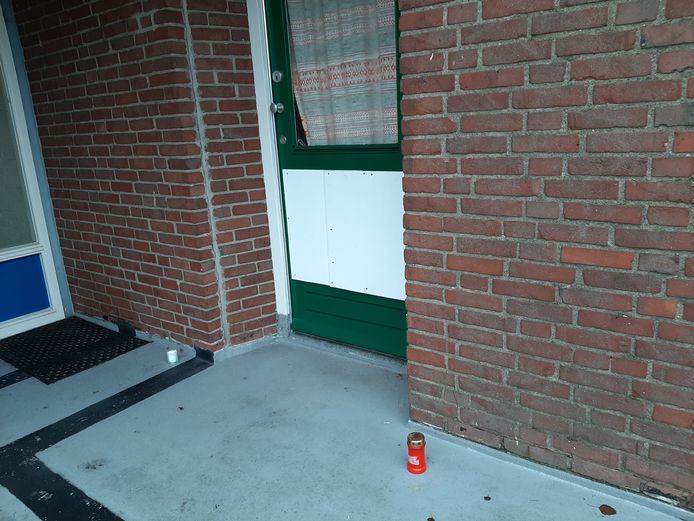 Lichtjes voor de deur van het appartement aan de Leerinkstraat waar het stoffelijk overschot van de Poolse man is gevonden.