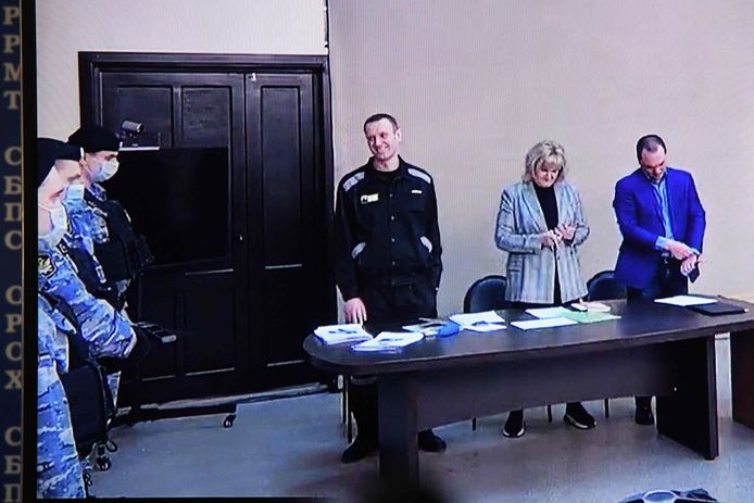 Aleksej Navalny met zijn advocaten Olga Mikhailova en Vadim Kobzev te zien via een videoverbinding vanuit de strafkolonie IK-2 in de stad Pokrov.