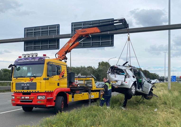 Twee gewonden na zware crash op E19 in AntwerpenNoord Ekeren In de