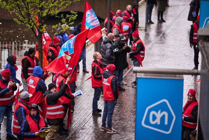 Сотрудники распределительного центра Albert Heijn проводят демонстрацию перед филиалом AH в Зандаме, Нидерланды.