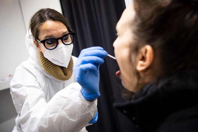 Een gezondheidswerker neemt een coronatest af in een testcentrum in Bremen.