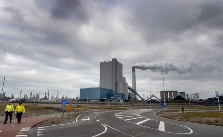 Een kolencentrale op de Maasvakte. Ook die kan vervangen worden door autobatterijen. Beeld ANP