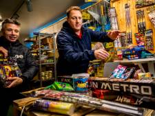 Knetterballen, fonteinen en sterretjes vliegen over de toonbank: ‘Blij dat we toch nog iets kunnen afsteken’