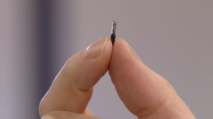 Hannes Sjoblad, directeur de DSruptive Subdermals, tient l'implant entre ses doigts