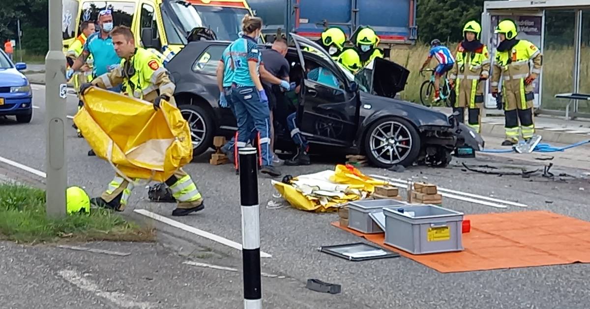 Ernstig ongeluk in Groesbeek: automobilist zwaargewond door botsing met vrachtwagen.