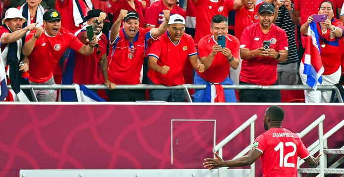 Joel Campbell viert zijn goal.