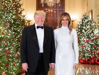 Kritiek op kerstportret Donald en Melania Trump: “Het lijken wel wassen beelden. Je voelt de spanning in de foto”