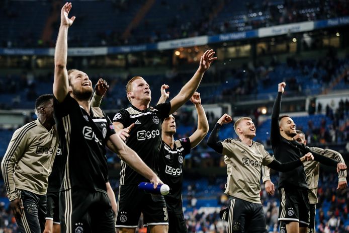Ajax viert feest na de winst op Real Madrid.