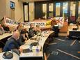 Tegenstanders van windmolens lieten donderdagavond weer van zich horen in het gemeentehuis van Bronckhorst.