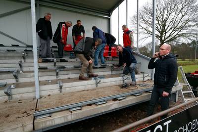 Tweede tribune voor voetbalclub DOSL uit Leende; ‘We hadden nog wat PSV-stoeltjes over’