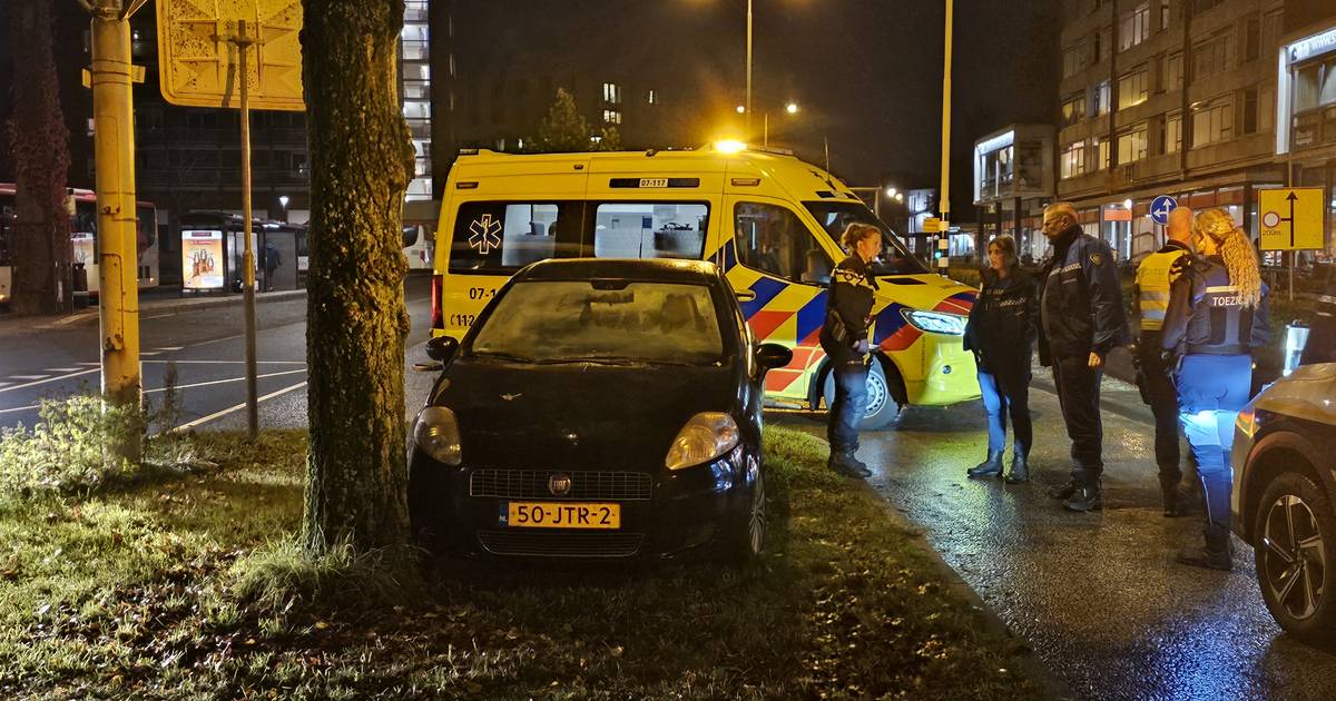 Automobilist gewond bij botsing tegen boom in Wageningen.