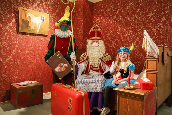 Sinterklaas en Piet vertoeven, veilig met het mondmasker op, in Het Schepenhuys.