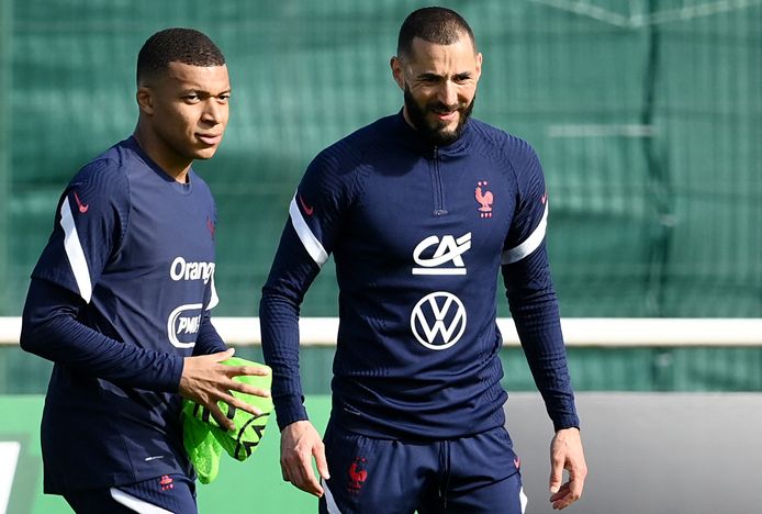 Kylian Mbappé en Karim Benzema op de training van Frankrijk.