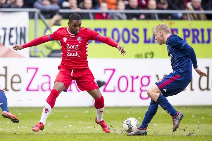 Gyrano Kerk in duel met Donny van de Beek.