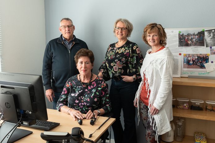 Vrijwilligers Jan Ploeg en Atie Ewoldt zetten zich in bij de Luisterlijn, net als ondersteuners Lijsbeth Uiterwijk en Miranda Lagerwerf.