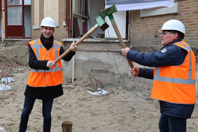 Arend Jan Poelarends en Frits van der Velde slaan de eerste paal in de grond van bouwdeel Zuid van ziekenhuis St Jansdal Harderwijk.