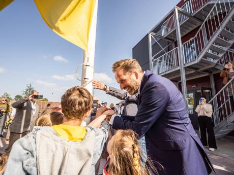 Minister De Jonge onder indruk van snel bouwen
voor Oekraïners: ‘Een voorbeeld voor het land’