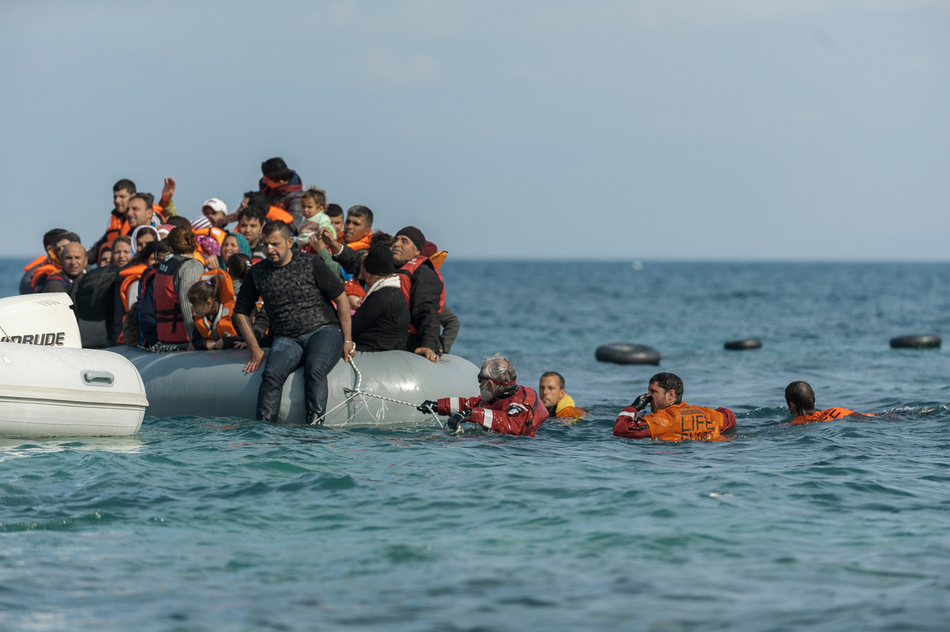 Migranten komen op een bootje aan bij het Griekse eiland Lesbos.