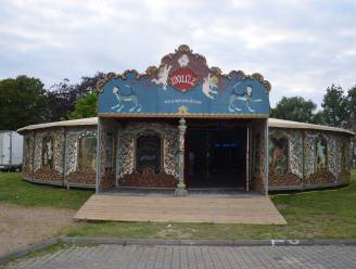 Luisteren naar waargebeurde verhalen tijdens 'Lees eens een Levend boek' in spiegeltent
